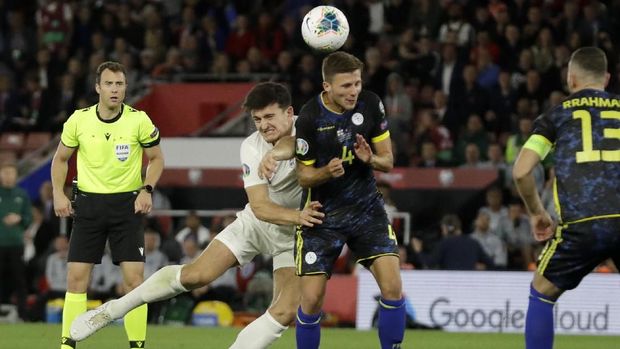 Harry Maguire membuat blunder saat Inggris melawan Kosovo.