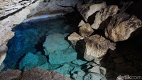 Jika tidak ingin benreng dan sekedar foto-foto saja, kamu bisa berdiri di pinggir kolam yang airnya dangkal. Tidak ada patokan biaya masuk, seiklasnya saja. Namun biasanya biaya standar pengunjung itu Rp 5.000. (Syanti Mustika/detikcom)