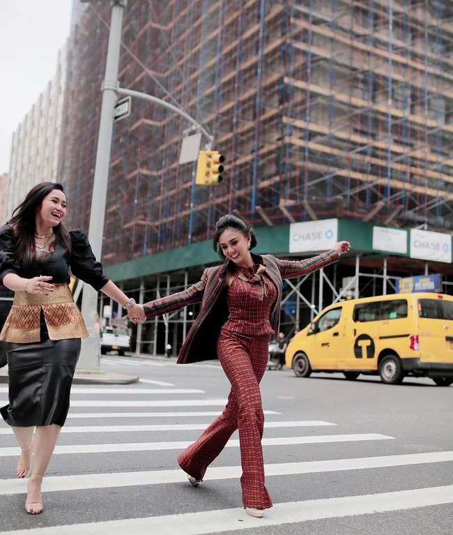 I’m so proud of you for wearing Lurik mba, tulis netizen di halaman Instagram @yunishara36. Mbak...bajue lurik apik temen...#proud of budaya indonesia, tulis netizen lainnya. Bagaimana menurut kamu penampilan Yuni Shara ini? Foto: Instagram @yunishara36