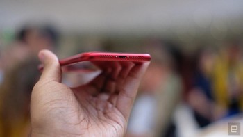 Phone 11 punya daya tahan baterai satu jam lebih lama dari iPhone XR. Foto: Chris Velazco/Engadget