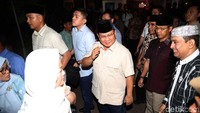 Pantauan detikcom, Prabowo keluar dari kediaman Habibie, Jalan Patra Kuningan XIII, Jakarta Selatan, pukul 21.36 WIB, Rabu (11/9/2019). 