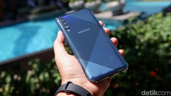 Bagian belakang ponsel ini diberikan pola futuristic holographic effect Foto: Adi Fida Rahman/detikINET