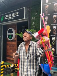 Minum Milk Tea Pertama Kali, Kakek Penjual Sapu Ini Viral