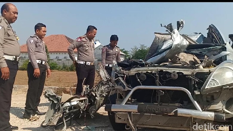 Pengemudi MPV Diduga Sebagai Tersangka Kecelakaan Maut di Nganjuk Pengemudi MPV Diduga Sebagai Tersangka Kecelakaan Maut di Nganjuk