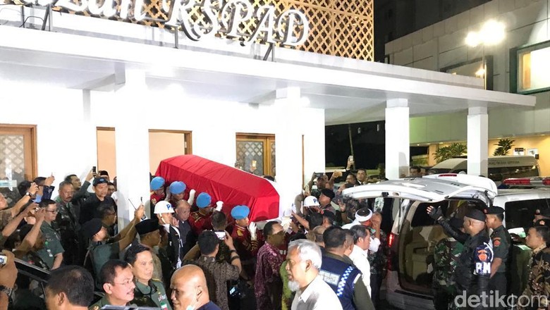 Berselimut Merah Putih, Peti Jenazah BJ Habibie Dibawa dari RSPAD Berselimut Merah Putih, Peti Jenazah BJ Habibie Dibawa dari RSPAD