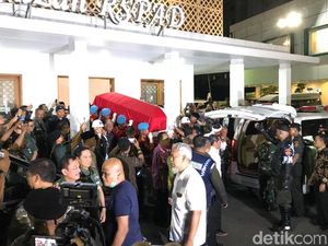 Berselimut Merah Putih, Peti Jenazah BJ Habibie Dibawa dari RSPAD