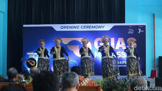 Tarian daerah khas Sulawesi Selatan dalam pembukaan GIIAS Makassar