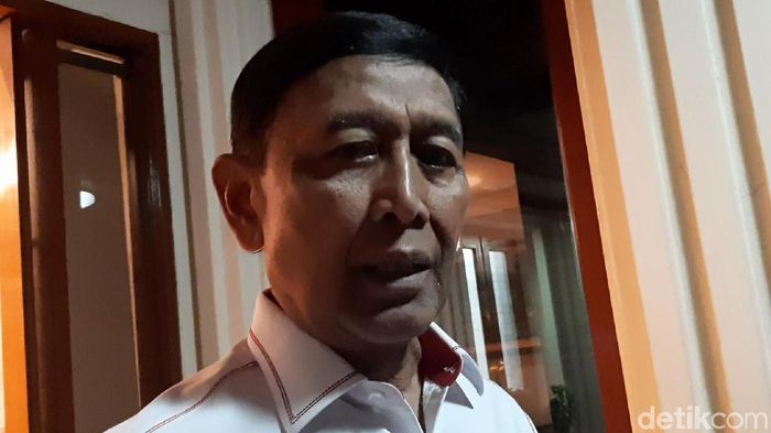 Ketua umum PP PBSI, Wiranto, menyikapi perselisihan PB Djarum dan KPAI. (Foto: Lisye/detikcom) Ketua umum PP PBSI, Wiranto, menyikapi perselisihan PB Djarum dan KPAI. (Foto: Lisye/detikcom)