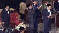 Habibie melakukan serah terima jabatan presiden kepada Gus Dur pada 20 Oktober 1999. OKA BUDHI/AFP.