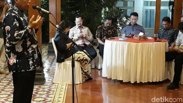 Warga Solo Doa Bersama untuk BJ Habibie di Rumah Wali Kota Warga Solo Doa Bersama untuk BJ Habibie di Rumah Wali Kota