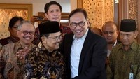 Momen saat Presiden ke-3 RI BJ Habibie bertemu dengan politisi Malaysia, Anwar Ibrahim, di Jakarta pada 20 Mei 2018 silam. GOH CHAI HIN / AFP.