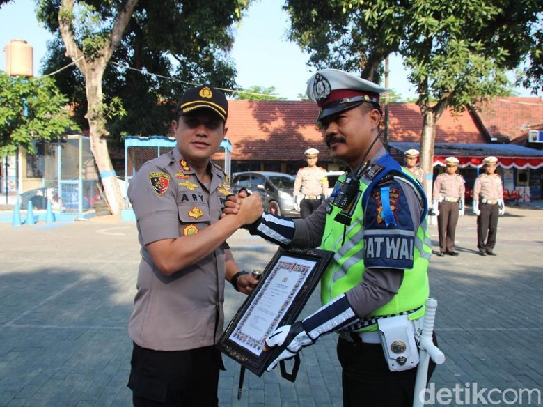 Polisi Bojonegoro yang Razia Bapaknya Sendiri Dapat Penghargaan Polisi Bojonegoro yang Razia Bapaknya Sendiri Dapat Penghargaan