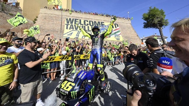 Asyik Betul, Rossi Pulang Kampung Naik Motor MotoGP