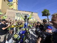 Asyik Betul, Rossi Pulang Kampung Naik Motor MotoGP
