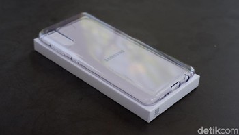 Samsung turut menyertakan case transparan. Foto: Adi Fida Rahman/detikINET