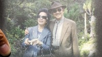 Dalam buku Habibie itu, beragam foto presiden RI ke-3 itu tampil dengan koleksi topi yang dimilikinya bersama sang istri tercinta Ainun. Foto: Repro Buku Habibie