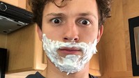 Tom menceritakan saat pertama syuting bersama mereka, ia sedang sakit. Dok. Instagram/tomholland2013