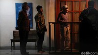 Hingga saat ini, belum ada yang diperkenankan masuk ke halaman kediaman Habibie.