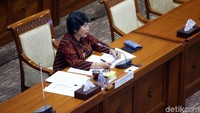 Sebelum memulai uji kelayakan dan kepatutan, Komisi III memberi selamat atas terpilihnya Lili sebagai satu-satunya perempuan capim KPK.