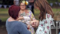 Anak-anak pun tampaknya lengket dan menyukai Kate Middleton. Steve Parsons - WPA Pool/Getty Images