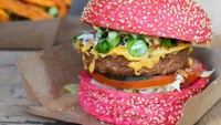 Bagi penggemar makanan sehat bisa cicip sajian Pink Burger yang ada di Vegana Burgers. Di sini semua bahan makanannya aman untuk disantap para vegetarian. Foto: Istimewa