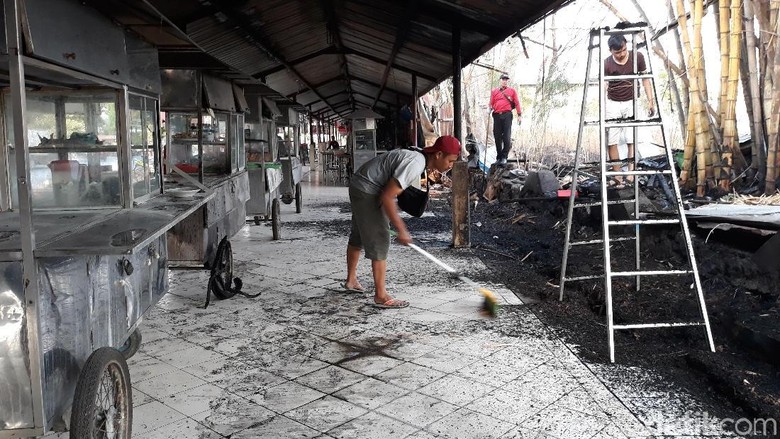 Warung di Selter Kuliner Pucangsawit Solo Terbakar Warung di Selter Kuliner Pucangsawit Solo Terbakar