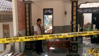 Ledakan itu juga melukai Sunjoko (41), pemilik rumah tersebut.