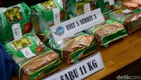 Polisi menunjukkan barang bukti sabu yang diamankan oleh Subdit 3 Direktorat Reserse Narkoba.