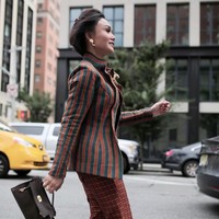 Yuni Shara memadukan busana lurik dan songket dengan tas Hermes Kelly ukuran mini. Penampilannya ini menarik atensi netizen yang sebagian besar memuji gaya stylishnya dengan kain Indonesia. Foto: Instagram @yunishara36