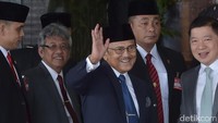 Ini foto Habibie saat manjabat Menristek. Ia berbincang dengan Mickey Kantor saat Indonesia Airshow pada 27 Juni 96. John Macdougall/AFP.