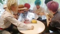 Dalam foto ini terlihat semua anggota boyband NCT Dream, ini nampak berebutan kue berbentuk lucu dan mungil itu. Foto: Instagram @NCT_Dream