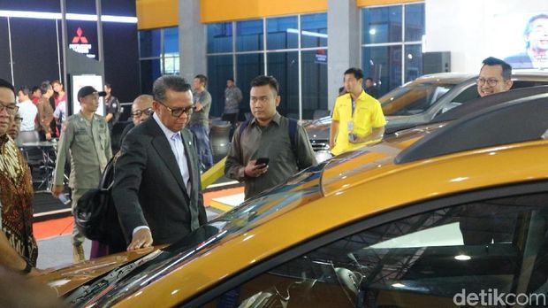 Gubernur Sulsel Nurdin Abdullah melihat mobil Renault Triber yang dipamerkan di GIIAS Makassar