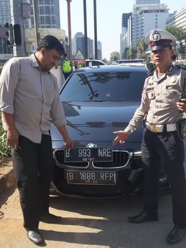 Pakai Nopol Palsu Akali Ganjil-Genap, Pengemudi Mobil Ditilang Polisi