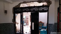 Ledakan itu membuat rumah warga tersebut rusak cukup parah.