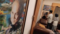 Foto Habibie dengan latar belakang pesawat dipajang di sudut ruangan.