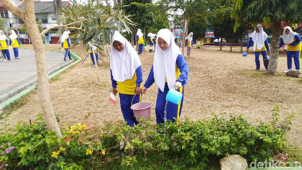 Haornas, Pelajar Ikuti Jalan Sehat Sambil Bersihkan Alun-alun Ciamis