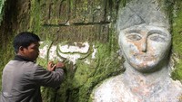 Butuh trekking sekitar 15 menit dari desa untuk tiba di Gua Kembar. Lalu terlihatlah, sepuluh patung yang diukir di dinding bebatuan di luar gua (Khairul Ikhwan Damanik/detikcom)
