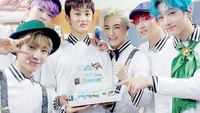 Pose sambil memegang kue ulang tahun berwarna biru ini pertanda sebagai anniversary boyband mereka yang ke 1 tahun. Foto: Instagram @NCT_Dream