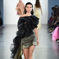 Empat desainer Indonesia yaitu Julianto, Maggie Hutauruk Eddy (2Madison), Yogiswari Pradjanti, dan Ayumi memamerkan karya penuh warna di New York Fashion Week: The Shows yang digelar di Galery II, Spring Studios, New York. Senin 9/9/2019. Photo by Ilya S. Savenok/Getty Images