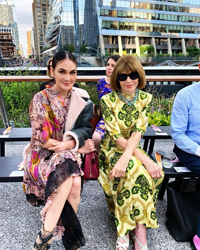 Luna Maya juga muncul di fashion show Coach. Ia bahkan sempat berfoto bersama editor in chief majalah Vogue Anna Wintour. Dress motif floral dan jaket kulit maskulin menjadi pilihannya. (Foto: Instagram/@lunamaya)