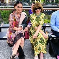Luna Maya juga muncul di fashion show Coach. Ia bahkan sempat berfoto bersama editor in chief majalah Vogue Anna Wintour. Dress motif floral dan jaket kulit maskulin menjadi pilihannya. (Foto: Instagram/@lunamaya)