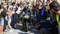 Menunggangi motor MotoGP di jalan raya di kampungnya merupakan mimpi Rossi yang menjadi kenyataan. Foto: Dok. Yamaha Motor Racing