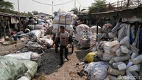 Seorang warga membawa sejumlah karung berisi sampah plastik yang telah dikumpulkannya ke salah satu area yang berada di kawasan Cengkareng, Jakarta Barat, Rabu (11/9/2019).