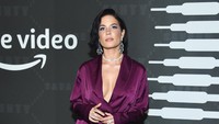 Halsey tampil dengan piyama ungu berpotongan sangat pendek hingga mengekspose kakinya tersebut. Dimitrios Kambouris/Getty Images for Savage X Fenty Show Presented by Amazon Prime Video