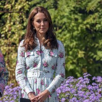 Gaun tersebut hadir dalam motif floral yang senada dengan suasana di taman tersebut. Tidak ketinggalan kantong sebagai aksen di kedua sisi dan sebuah sabuk yang semakin mempermanis penampilan istri Pangeran William itu. (Foto: Getty Images)