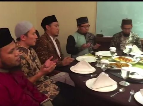 Begini Momen Marcella Simon Mualaf Dibimbing Ustaz Adi Hidayat