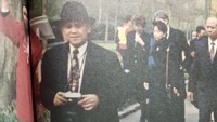 Beginilah salah satu gaya sang jenius sebelum tutup usia dengan beragam koleksi topi yang dimilikinya. Foto: Repro Buku Habibie