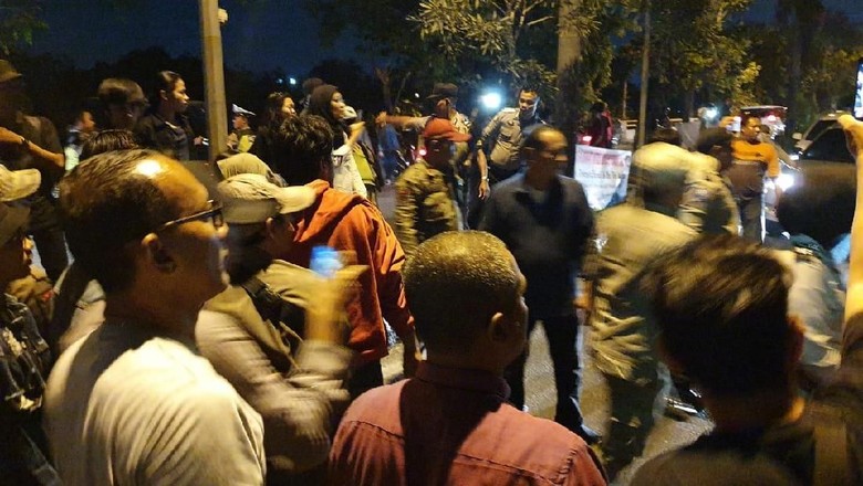 Demo di Depan Kantor BPN Bekasi Berakhir Ricuh, 4 Orang Diamankan Demo di Depan Kantor BPN Bekasi Berakhir Ricuh, 4 Orang Diamankan