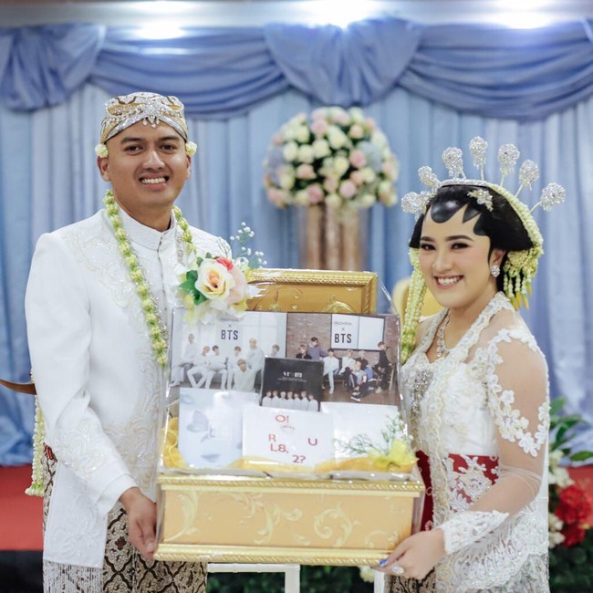 Salah satu hal unik dari pernikahan Ervy yang membuatnya viral adalah seserahan berupa album BTS. Seserahan tersebut merupakan album-album lama BTS yang dibeli Ervy dan suami di Korea ketika melakukan prewedding. Foto: Dok. Ervy Julia