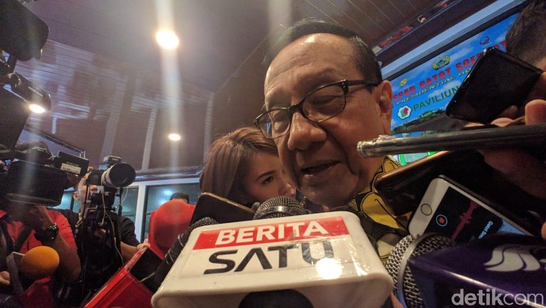 Cerita Akbar Tandjung Salat Dekat Habibie dan Doakan Kesembuhan Cerita Akbar Tandjung Salat Dekat Habibie dan Doakan Kesembuhan